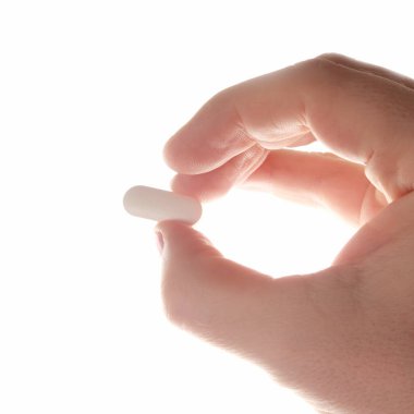 parlak beyaz ışık arka plan üzerinde elinde tıbbi tablet