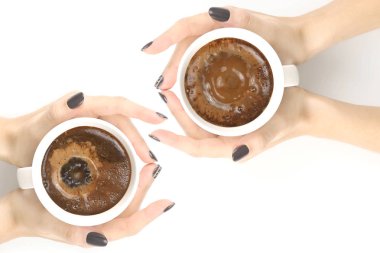 el ile beyaz masa üstü üzerinde siyah kahve