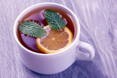 Beyaz fincan çay limon ve nane