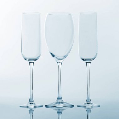 hafif bir arka plan üzerinde üç boş şarap bardağı. drin için sofra