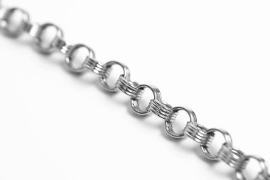 beyaz zemin üzerinde Gümüş Zincir