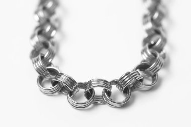 beyaz zemin üzerinde Gümüş Zincir