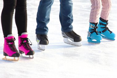 buz pateni pistinde paten farklı insanların ayakları. spor, Hobbie