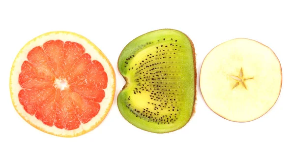 Через нарізані ківі, яблуко та грейпфрут на білому фоні — стокове фото