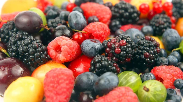 Lotes de frutas frescas diferentes em um fundo branco — Fotografia de Stock