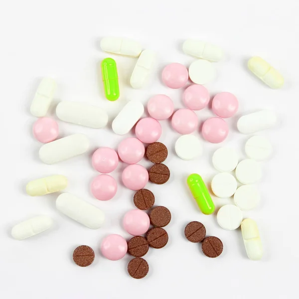 Diferentes píldoras medicinales sobre fondo blanco — Foto de Stock