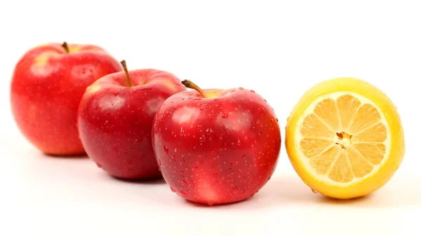 Нарізати лимон і три яблука на білому тлі — стокове фото