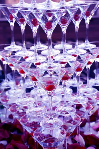 Muitos dos copos de champanhe empilhados uns em cima dos outros — Fotografia de Stock