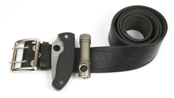 Faca dobrável e lanterna anexada em pulseira de couro preto — Fotografia de Stock