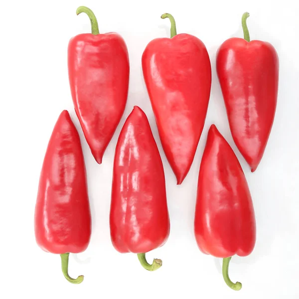 Seis pimientos dulces rojos brillantes sobre un fondo blanco —  Fotos de Stock