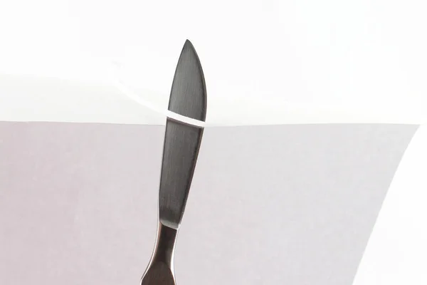 Keskinleştirme bıçaklar tıbbi neşter kağıt üzerinde kontrol — Stok fotoğraf