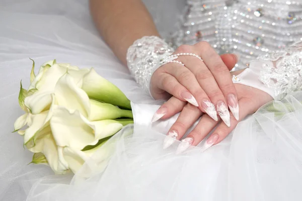 Невеста показывает ухоженные руки — стоковое фото