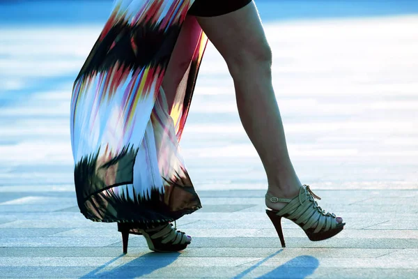 Wandelen vrouwen benen in backlight zonlicht. schoonheid en modes — Stockfoto