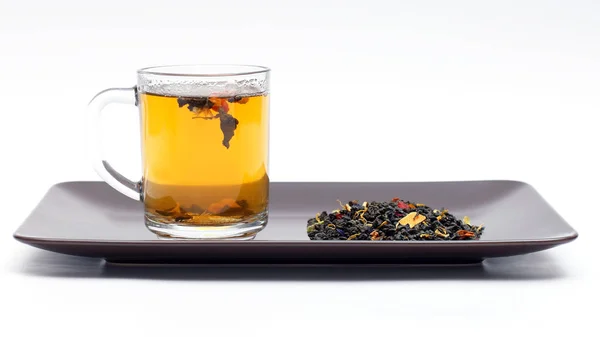 Transparent kopp te på fat med te. favorit hot drin — Stockfoto