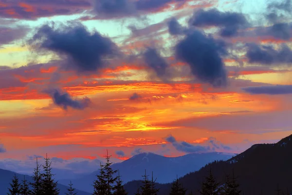 Pôr do sol muito colorido nas montanhas. natureza e originalit — Fotografia de Stock