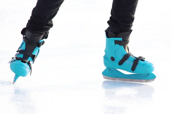 在溜冰场上滑冰的腿。运动、爱好和娱乐 — 图库照片