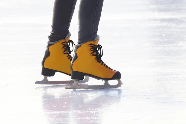 Jambes de femmes en patins sur une patinoire. sport, Loisirs et loisirs — Photo