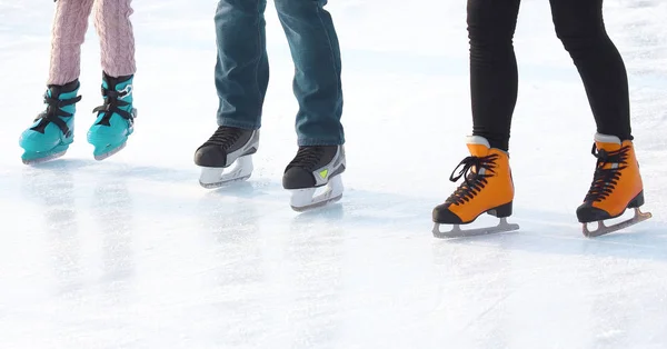 Voeten van mensen schaatsen op een straat ijsbaan. sport, Hobby's en — Stockfoto