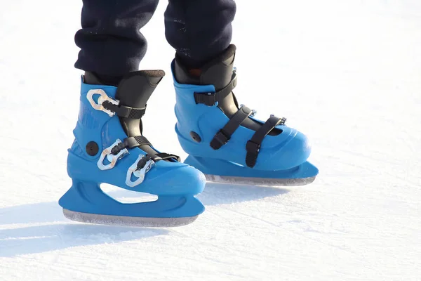 Pernas de patinagem azul na pista de gelo. esportes, passatempos e recrea — Fotografia de Stock