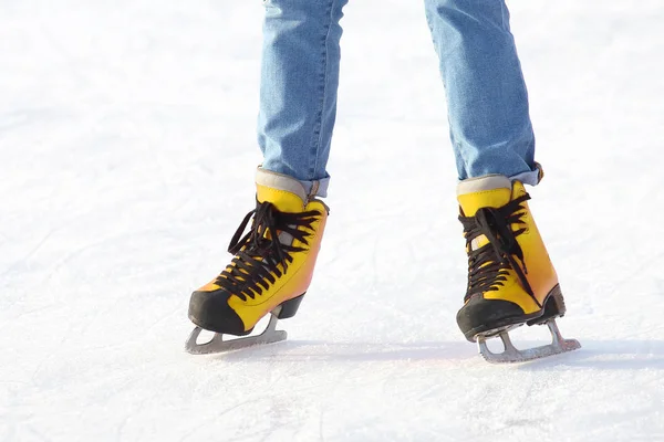 Женские ноги на коньках на катке. спорт, хобби и отдых — стоковое фото