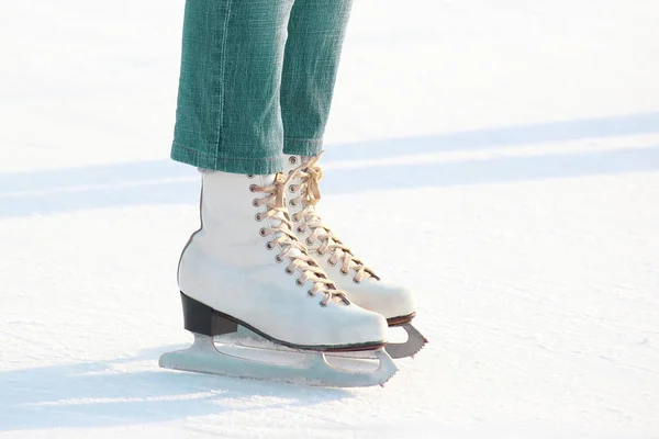 Gambe femminili in pattini su una pista di pattinaggio di ghiaccio — Foto Stock