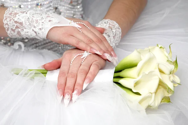 A noiva mostra suas mãos bem cuidadas. moda e beleza de mulher — Fotografia de Stock