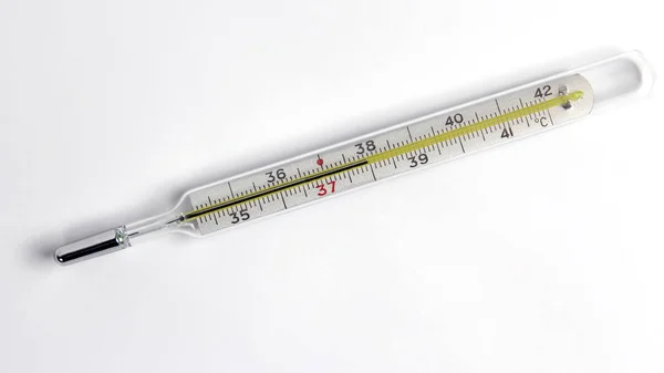 Medizinische Thermometer Nahaufnahme auf weißem Hintergrund — Stockfoto