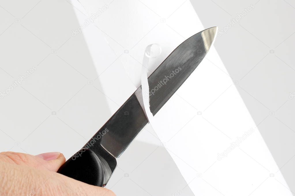 check the sharpening of knife blades on paper