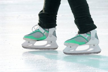 Buz pateni pistinde paten kayan bir adamın bacakları. spor, Hobiler ve r