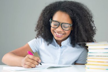 gözlüklü kız öğrenci ödevi yapıyor. okul educa öğrenme