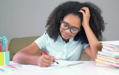 homewor yapıyor gözlüklü esmer kız öğrenci