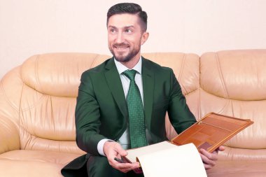 işletme belgesi ile gülümseyen başarılı iş adamı 