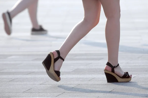 Chůze žen v podsvětlním slunci. denní LIF — Stock fotografie