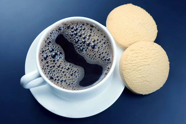 Taza blanca de café negro con galletas sobre un fondo oscuro —  Fotos de Stock