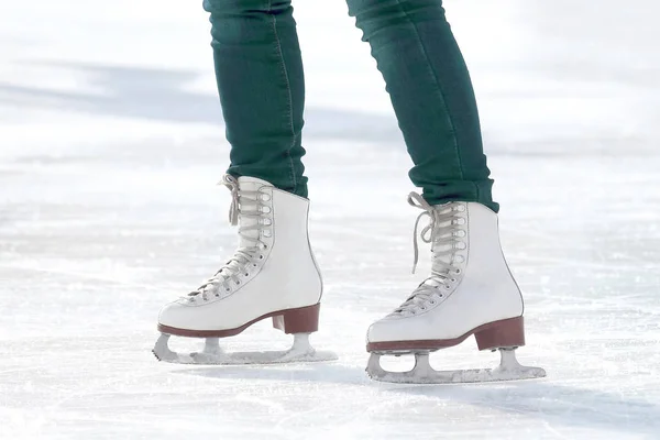 Pieds patinage fille patinage sur glace rin — Photo