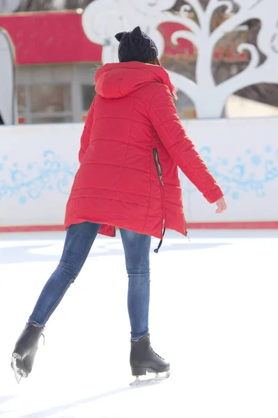 Meisje schaatsen op ijs rin — Stockfoto