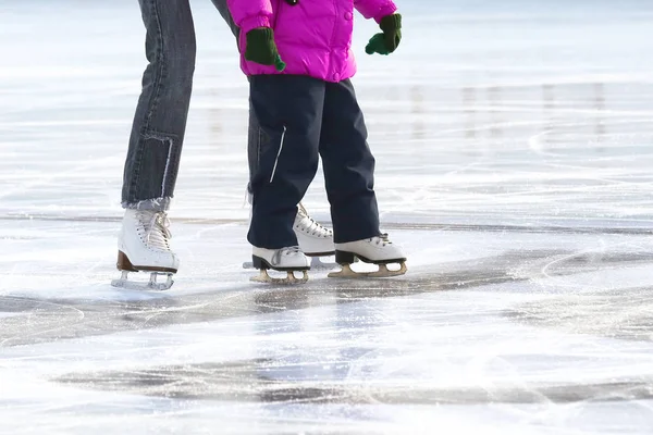 Niña con madre patinando en la pista. deportes, aficiones y r — Foto de Stock