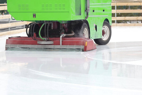 специальная машина для уборки льда очищает каток
