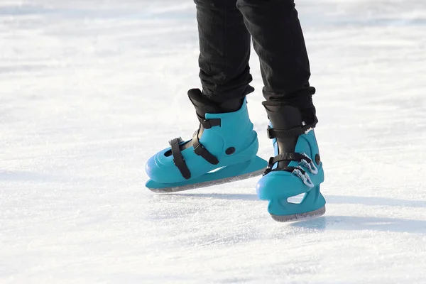 在溜冰场上滑着蓝色的腿。运动、爱好和重新运动 — 图库照片