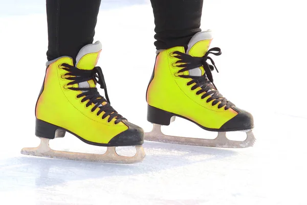 Pés em patins em uma pista de gelo. esportes, Passatempos e recreação de — Fotografia de Stock