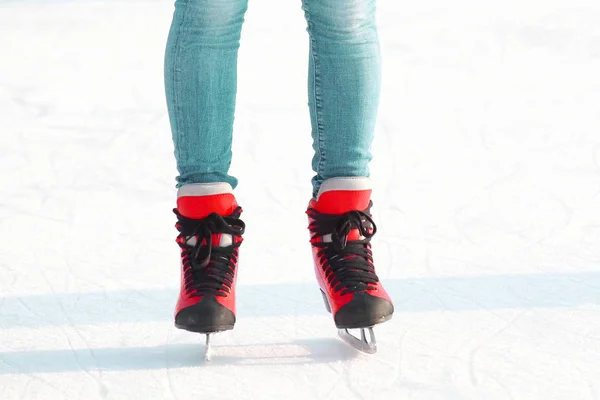 아이스 링크에서 스케이트를 타는 여성 다리. 스포츠, 취미 및 레크레아 — 스톡 사진