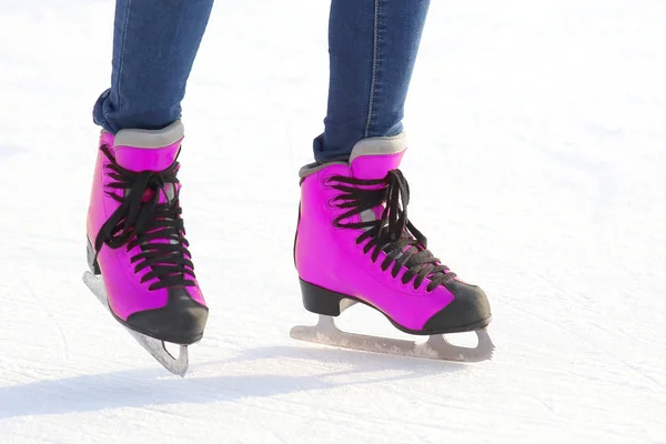 Γυναικεία πόδια σε παγοπέδιλα σε παγοδρόμιο. αθλήματα, χόμπι και ψυχαγωγία — Φωτογραφία Αρχείου
