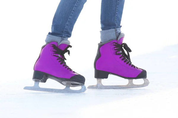 Frauenbeine in Schlittschuhen auf einer Eisbahn. Sport, Hobby und Erholung — Stockfoto