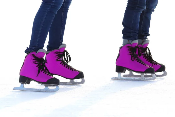 Γυναικεία πόδια σε παγοπέδιλα σε παγοδρόμιο. αθλήματα, χόμπι και ψυχαγωγία — Φωτογραφία Αρχείου