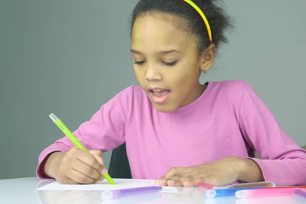 A menina desenha um lápis no papo branco — Fotografia de Stock