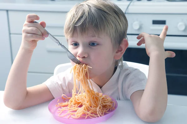 เด็กน้อยกินพาสต้า อาหารดั้งเดิมของเด็ก — ภาพถ่ายสต็อก