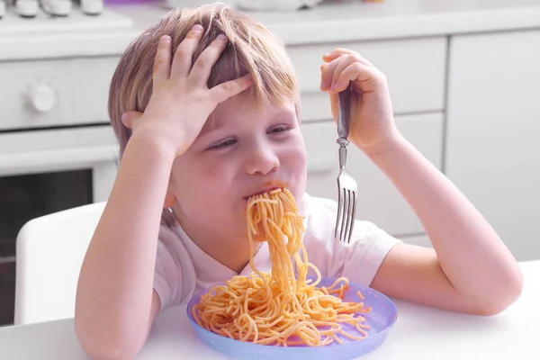 Маленький ребенок ест итальянскую пасту. традиционная детская кухня — стоковое фото
