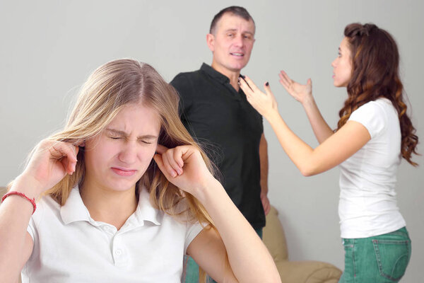 Девочка-подросток была расстроена из-за конфликта родителей
