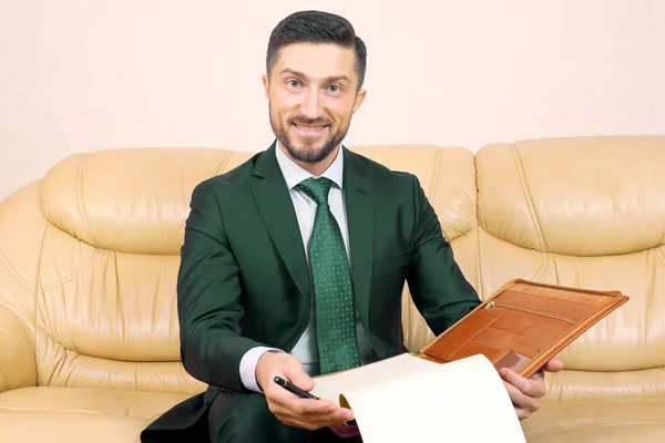 Exitoso hombre de negocios sonriendo con documentos comerciales — Foto de Stock
