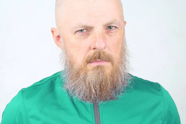 Портрет бородатого человека на светлом фоне — стоковое фото